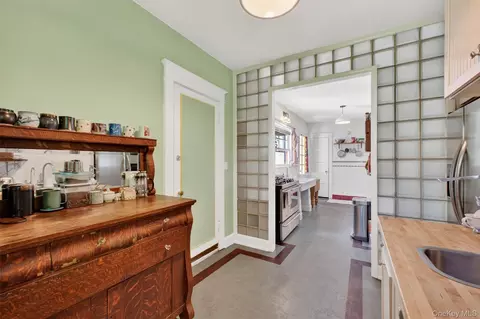 Entry Way - 96 Hooker Ave, Poughkeepsie, NY 12601 photo 3 of 10