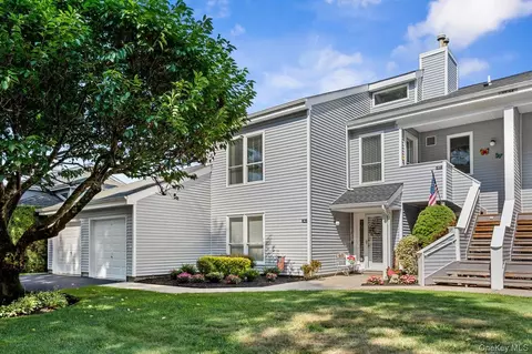 17 Lakeview Dr, Manorville, NY 11949