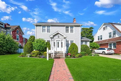 27 Hilbert St, Hempstead, NY 11550