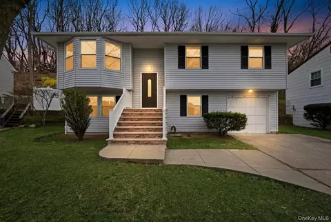 9 Harmony Ln, Glen Cove, NY 11542