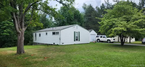 48 Gleason Blvd, Pleasant Valley, NY 12569
