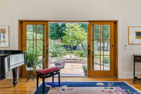 Entry Way - 215 Walnut St, Peekskill, NY 10566 photo 3 of 4