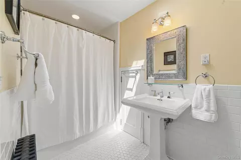 Bath - 215 Walnut St, Peekskill, NY 10566 photo 1 of 1