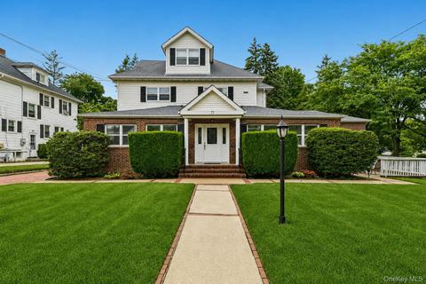 77 Andrew St, North Hempstead, NY 11030