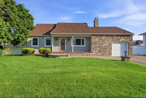 364 Boundary Ave, Massapequa, NY 11758