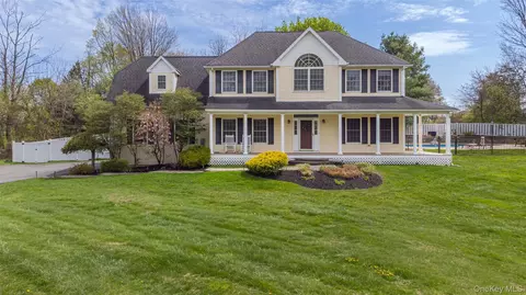 12 Ridgeview Ln, Marlboro, NY 12542