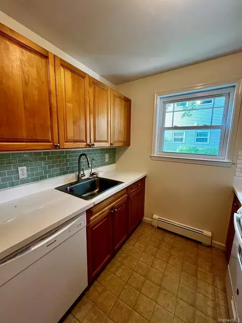 Kitchen - 246 Fairharbor Dr #246, Patchogue, NY 11772 photo 1 of 2