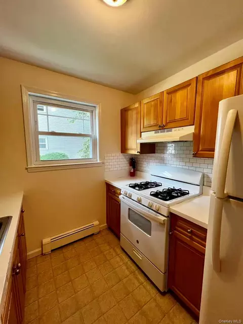 Kitchen - 246 Fairharbor Dr #246, Patchogue, NY 11772 photo 2 of 2