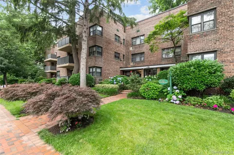 35 Knightsbridge Rd #75, North Hempstead, NY 11021