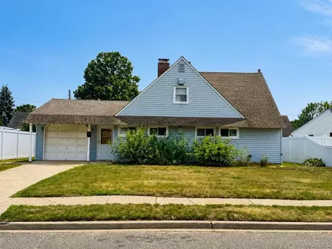 44 Mallard Rd, Levittown, NY 11756
