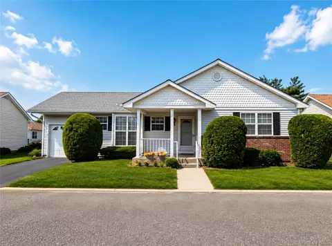 7 Daria Dr, Oakdale, NY 11769