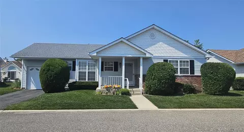 7 Daria Dr, Oakdale, NY 11769