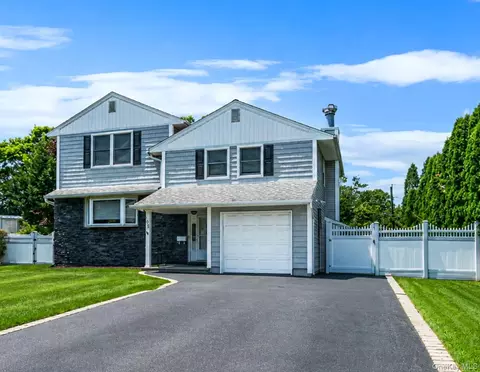 108 Keswick Dr, East Islip, NY 11730