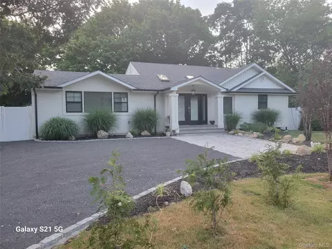 566 Locust Ave, Oakdale, NY 11769