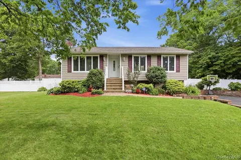 105 Greenhaven Dr, Port Jefferson Station, NY 11776