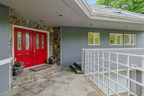 28 Sycamore Ln, Greenburgh, NY 10533