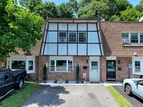 10 Roundtree Ct, Beacon, NY 12508