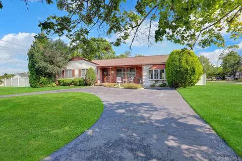 175 Franklin St, Patchogue, NY 11772 photo 2