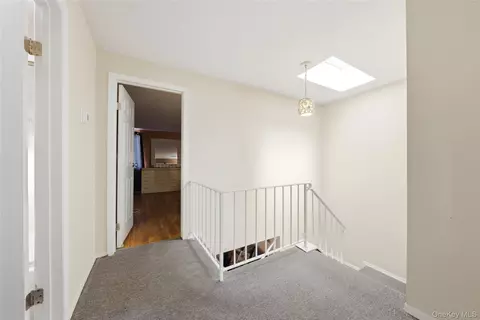 Entry Way - 88 E Valley Stream Blvd #6, Valley Stream, NY 11580 photo 3 of 4