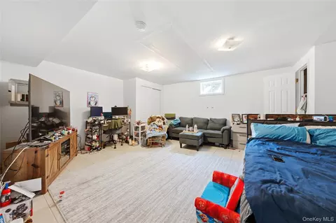 Bedroom - 88 E Valley Stream Blvd #6, Valley Stream, NY 11580 photo 3 of 5