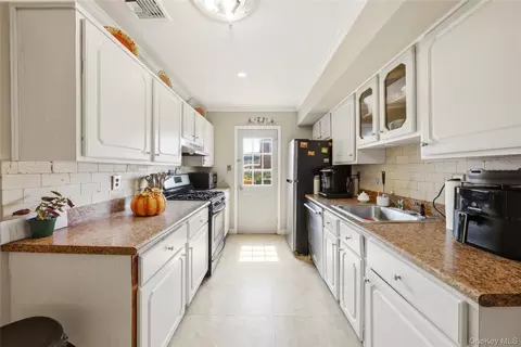 Entry Way - 88 E Valley Stream Blvd #6, Valley Stream, NY 11580 photo 1 of 4