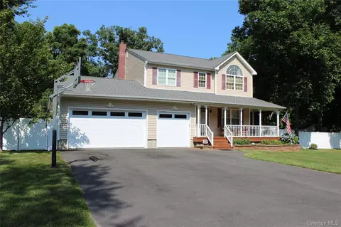 3 Lonscreek Pl, Mastic Beach, NY 11951