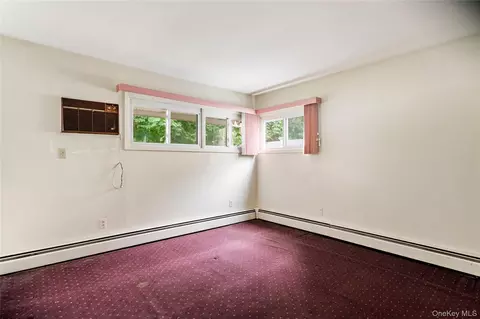 Bedroom - 30 Bent Ln, Levittown, NY 11756 photo 3 of 3