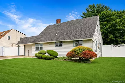 Exterior - 30 Bent Ln, Levittown, NY 11756 photo 2 of 4