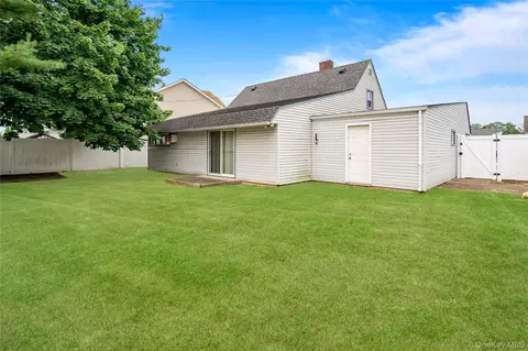 Exterior - 30 Bent Ln, Levittown, NY 11756 photo 4 of 4