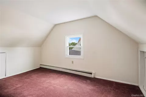 Bedroom - 30 Bent Ln, Levittown, NY 11756 photo 2 of 3