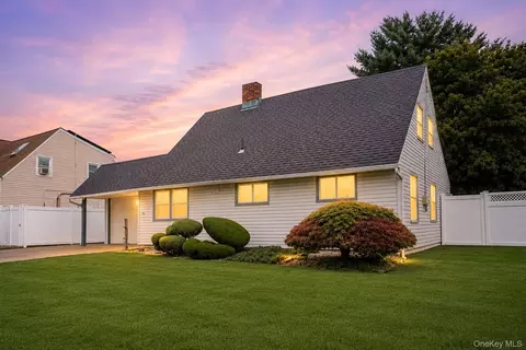 30 Bent Ln, Levittown, NY 11756