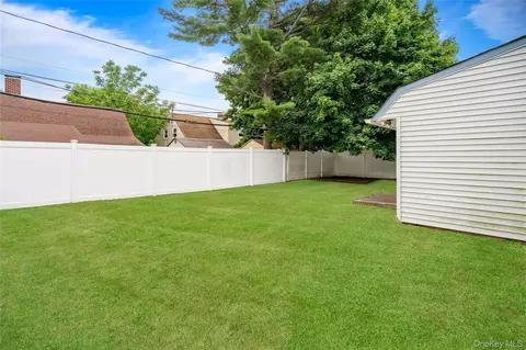 Exterior - 30 Bent Ln, Levittown, NY 11756 photo 3 of 4
