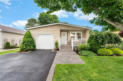 16 Dogwood Ln, Manorville, NY 11949