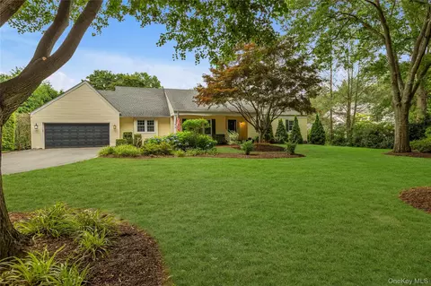 16 Makanna Dr, Huntington, NY 11743