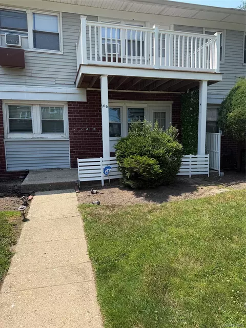 7 Hemlock Dr # A, Bay Shore, NY 11706