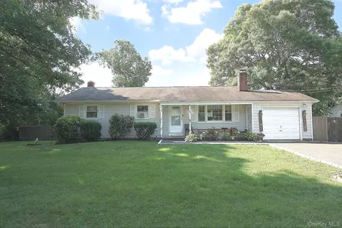 12 Acorn St, Lake Ronkonkoma, NY 11779