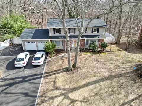 8 Julia Cir, Setauket, NY 11733