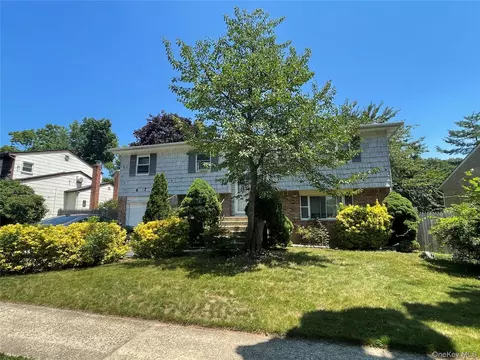 110 Greenway Dr S, Syosset, NY 11791