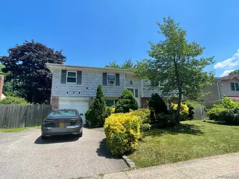 110 Greenway Dr S, Syosset, NY 11791