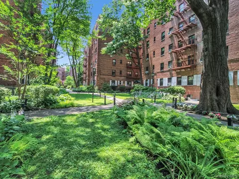 118-60 Metropolitan Ave #1A, Kew Gardens, NY 11415
