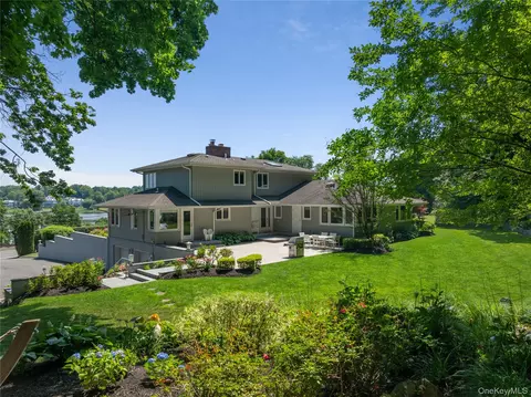 353 E Shore Rd, North Hempstead, NY 11023