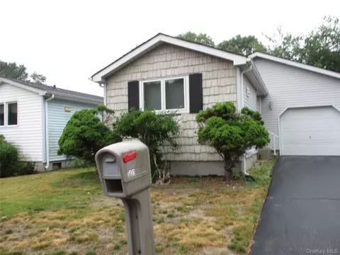 5131 Village Cir E, Manorville, NY 11949