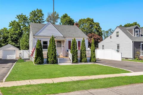 11 Irving Pl, Islip Terrace, NY 11752