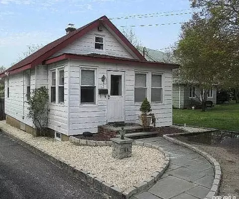 44 Perry Ave, Bayville, NY 11709