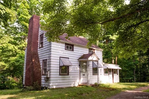 126 S Quaker Ln, Hyde Park, NY 12538