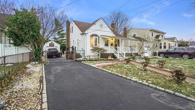 2496 Camp Ave, Bellmore, NY 11710