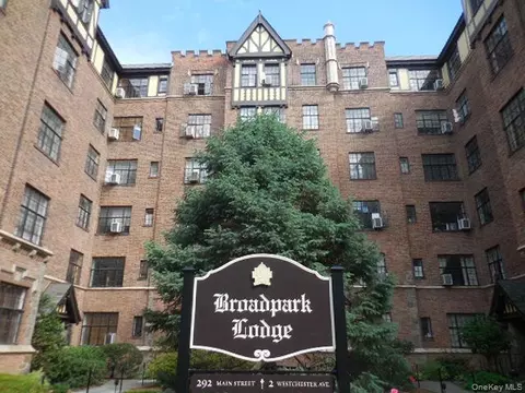 2 Westchester Ave #4N, White Plains, NY 10601