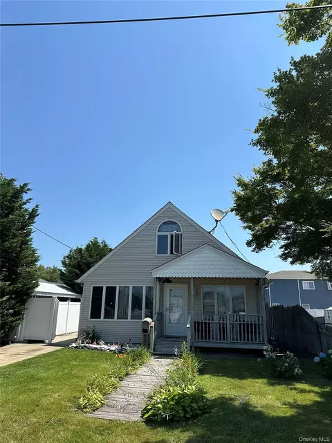 95 E Riviera Dr, Lindenhurst, NY 11757