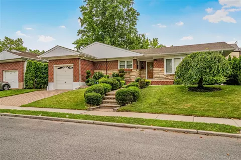 21852 Stewart Rd, New York, NY 11427