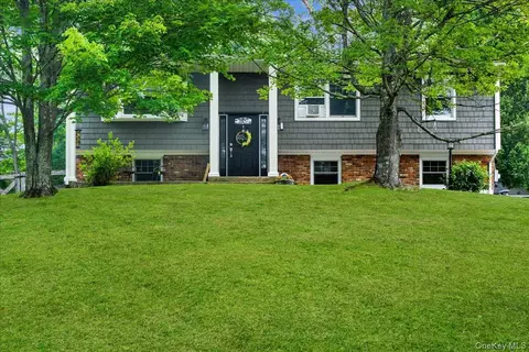 19 Saint Michaels Ter, Carmel, NY 10512